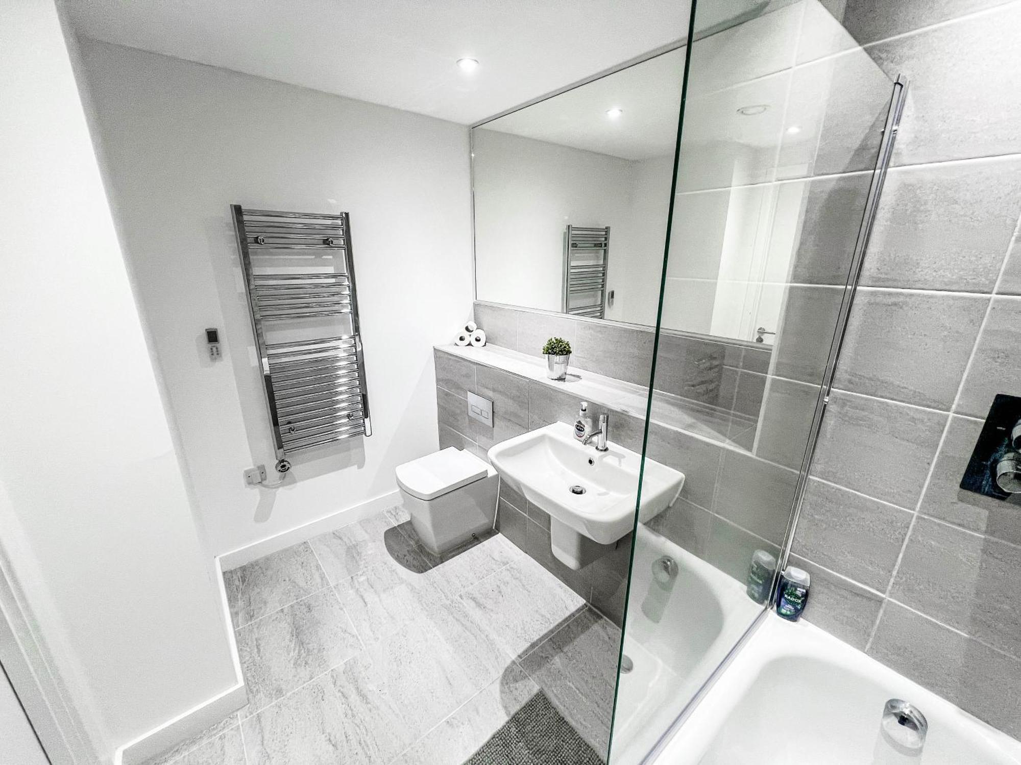 Lavish Living Huge Long Term Savings For Contractors Relocators Profressionals * Manchester