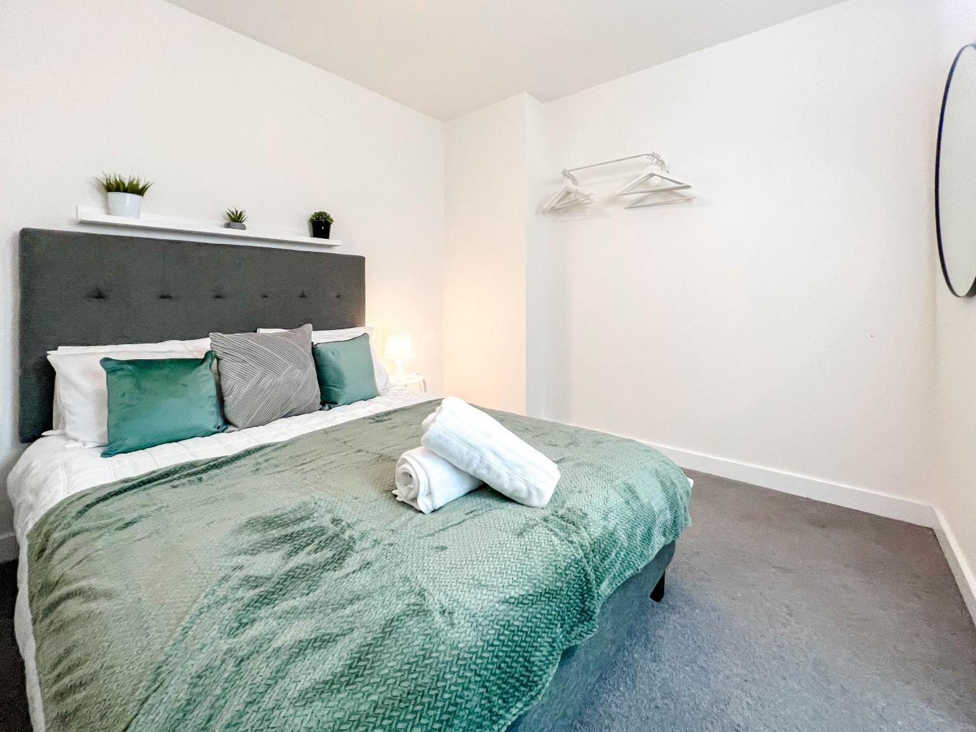 Lavish Living Huge Long Term Savings For Contractors Relocators Profressionals * Manchester